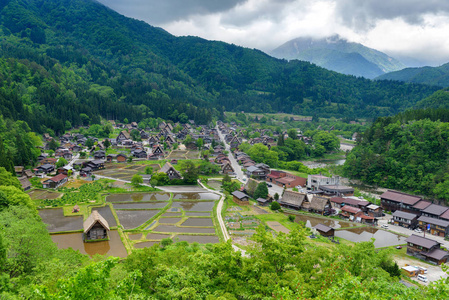 白川乡 白河村 世界遗产村夏季。白川乡是位于日本岐阜自治州的一个村落。