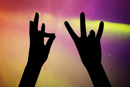 七彩极光晚上的手指瑜伽.矢量插图与手的剪影, 显示地球的手印.