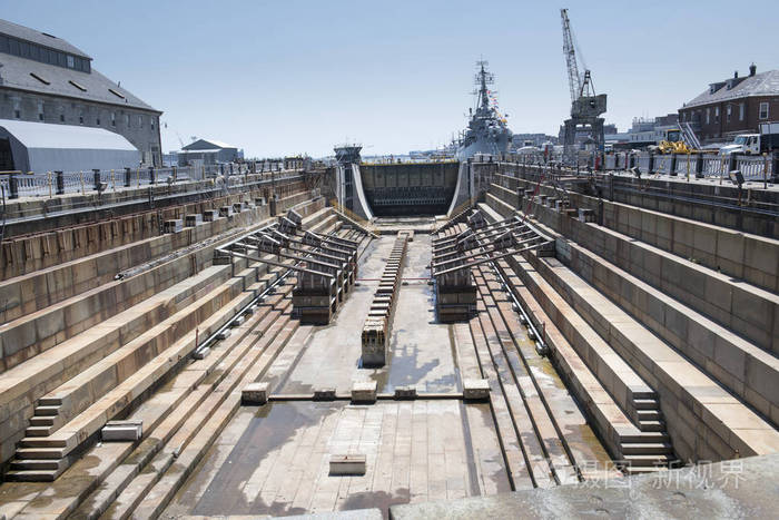 一个空的干船坞在数十年被修造的巨型的船以后休息.