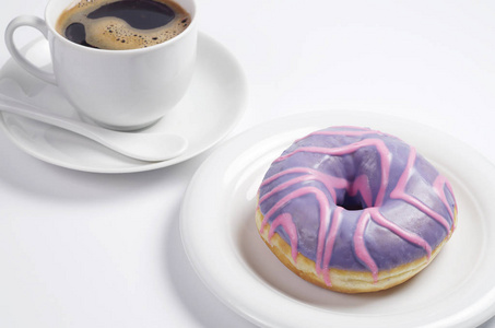 紫釉甜甜圈和白色背景杯咖啡