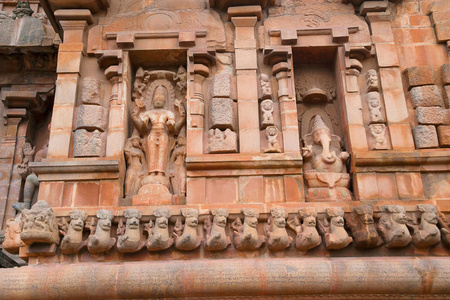在左边的毗瑟奴勋爵和在右边的甘妮莎, 南墙上的利基, Brihadisvara 寺, Tanjore, 泰米尔纳德邦, 印度