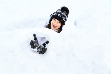 在冬季时间与雪笑美丽的女孩画像