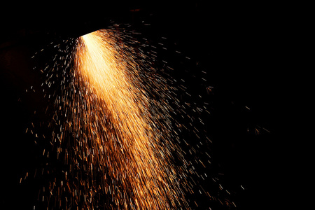 切割火花等离子切割机切割通过钢的火花照片