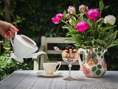 自制樱桃饼, 手倒茶, 壶带牡丹花, 沙漠配樱桃, 户外照片