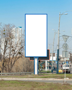 高速公路附近的空白垂直广告牌。模拟的背景