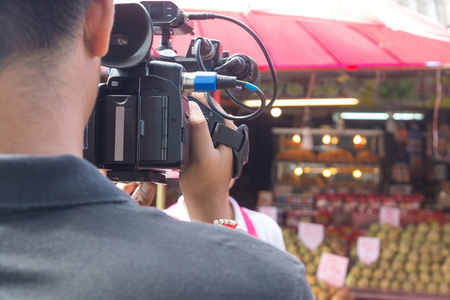 录像画面摄影师或摄影师拍摄的采访画面室外的位置手持设备摄像头照片