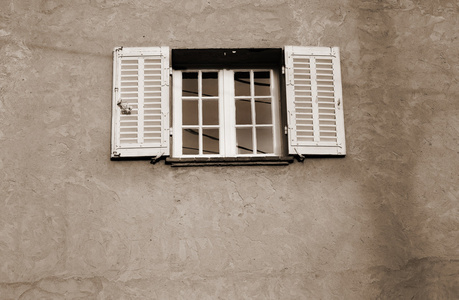 昂蒂布，法国在一幢大厦的窗口
