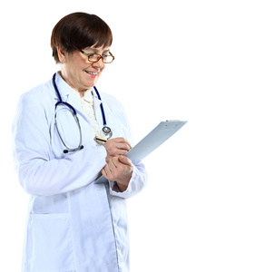 女医疗医生微笑着用听诊器。在白色背景写在 cliapboard.isolated