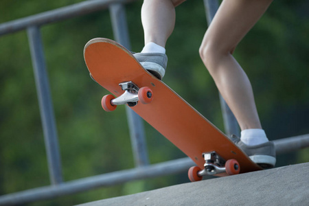 滑板滑板在 skatepark 坡道上的裁剪图像