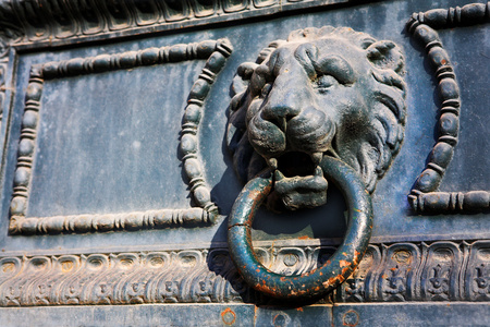 镀金的螺柱和狮子头门环与狮子门环门标志性的中国门狮子狮子门环foo
