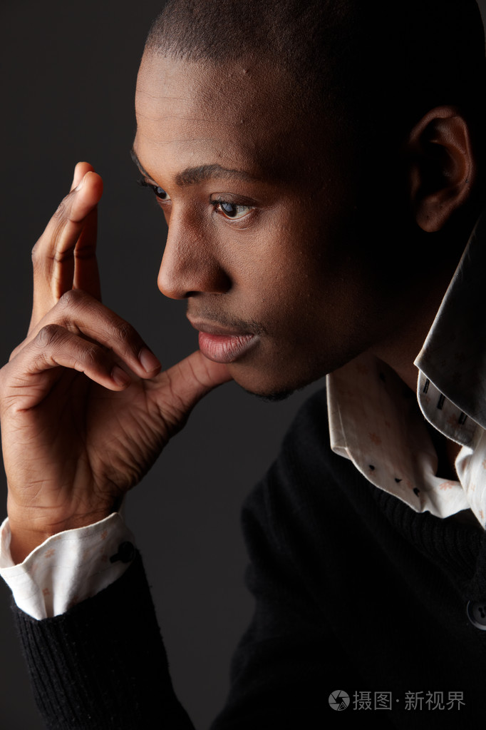 年轻的黑人非洲商人