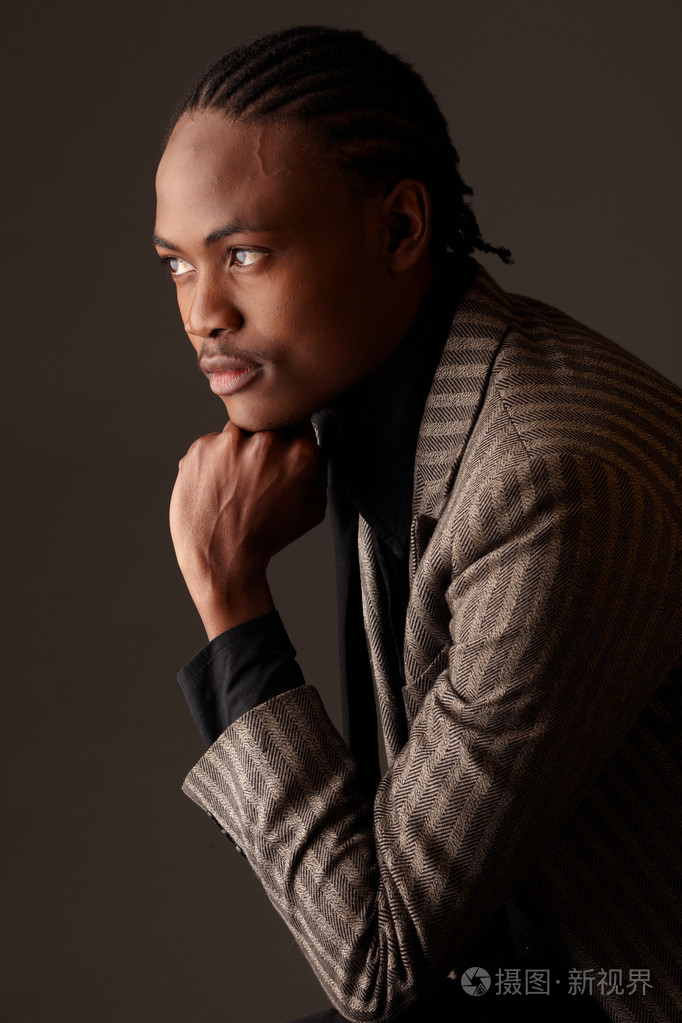 年轻的黑人非洲商人