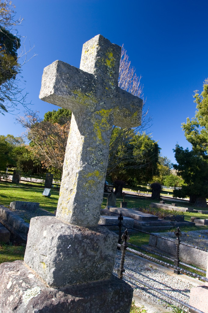 老石坟墓形状的十字架在丽城教会, 克尼斯纳, 南非