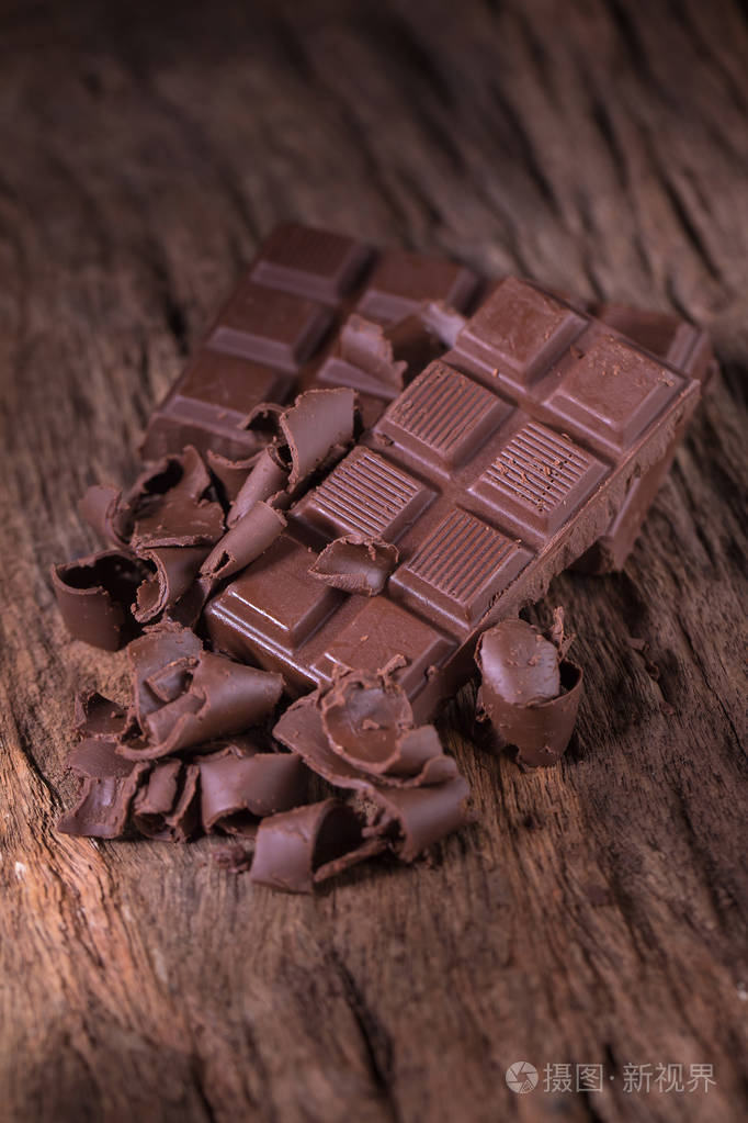 木制背景下的大块巧克力