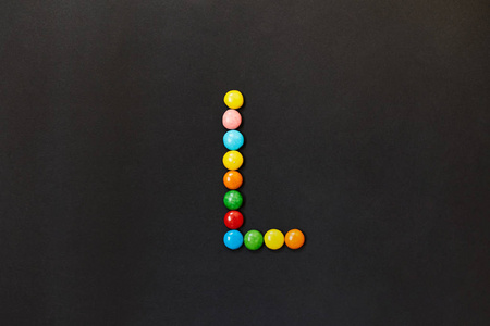 用彩色糖果做的英文字母表。字母 L