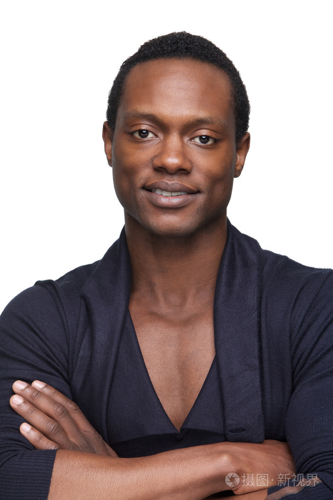 快乐的非洲裔美国人双臂交叉