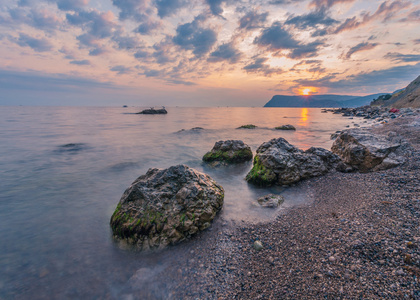 海洋 海岸和石头