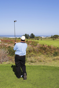 在高尔夫户外玩的自然景观一个高尔夫球手