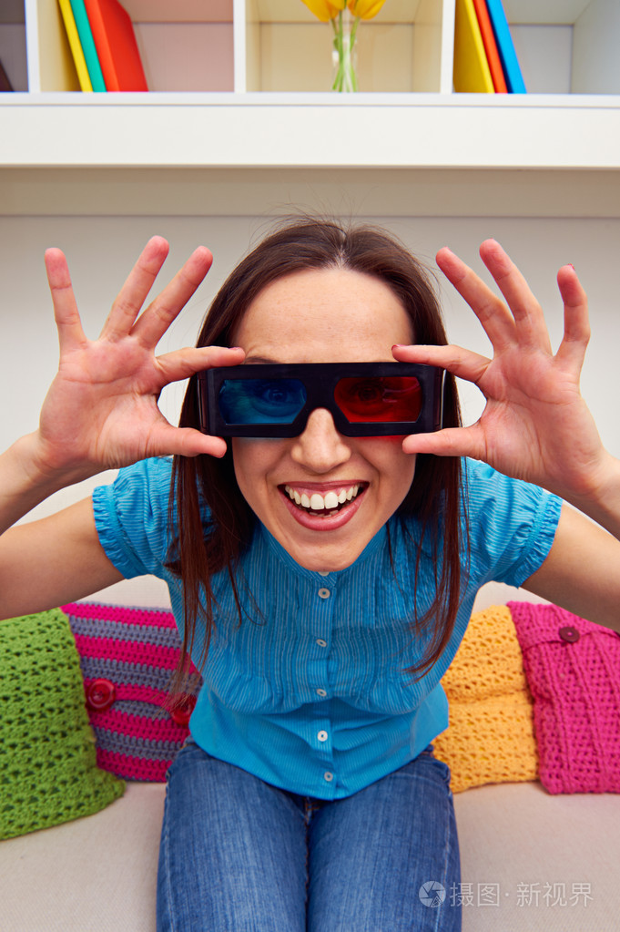 3d眼镜坐在沙发上的女人