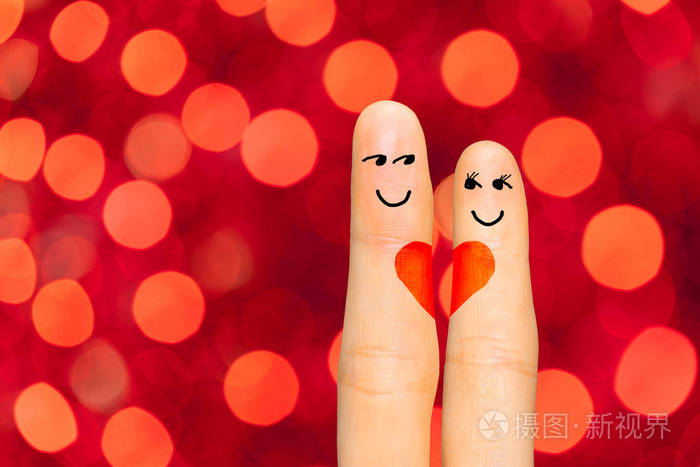 一对相爱的情侣.象征恋人的手指