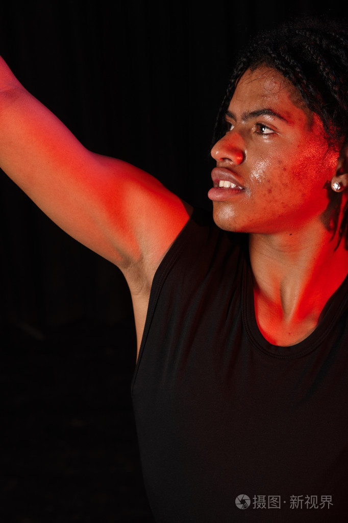 单一非洲男性舞者