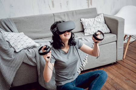 年轻的女孩玩游戏与虚拟现实护目镜在家里。Vr 技术