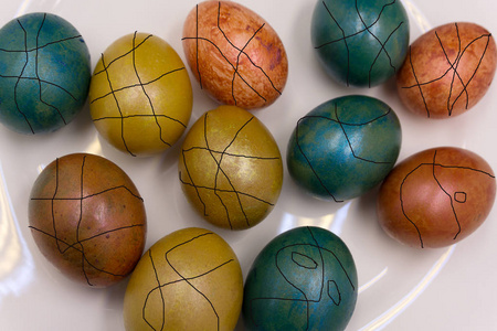 在复活节假期染色鸡蛋, 用不同颜色和色调着色, 在灰色的具体背景上使用食品着色剂