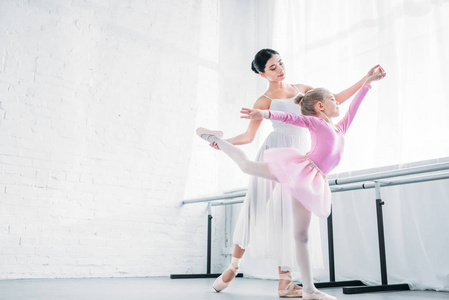 芭蕾舞团粉色芭蕾舞短裙成人芭蕾舞演员的低角度观