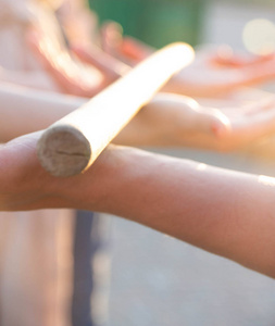 模糊的手拿着一根模糊的木棍.用棍子和手团队活动.同事.