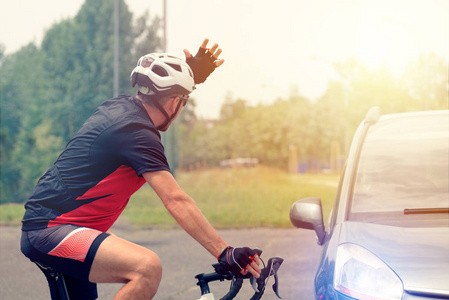 强迫在道路上的权利, 汽车司机的参与骑自行车