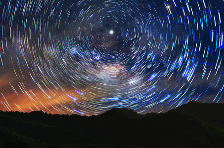 银河银河与恒星和空间尘埃在宇宙中, 长时间曝光照片