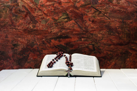 在旧桌子上打开圣经美丽的背景宗教概念