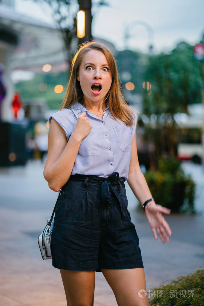 在城市中假扮白人白种女人的画像.她穿着专业的办公服装和微笑.