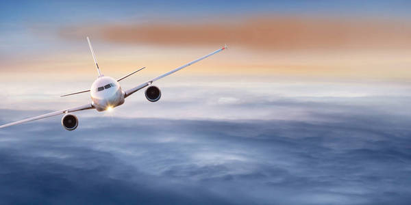 云层上面飞行的商业飞机