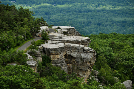 巨大的岩石和视图到夏天的时候在 Minnewaska 国家公园保护区纽约州谷