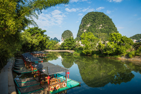 桂林阳朔小旅游竹筏沿玉龙河航行的景观观。阳朔是亚洲最受欢迎的旅游胜地
