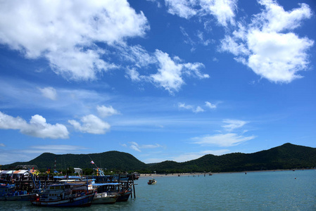 海观和小船在钓鱼码头和小船泰国生活在曼谷, Chonburiview 在 bangsare 港口与小船的钓鱼码头