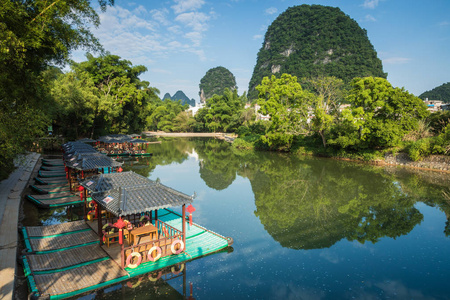 桂林阳朔小旅游竹筏沿玉龙河航行的景观观。阳朔是亚洲最受欢迎的旅游胜地