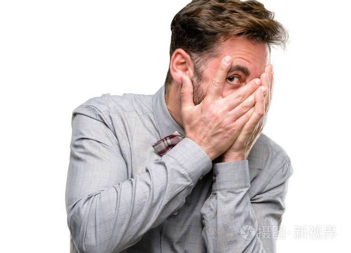 中年男子, 胡子和弓领带微笑着害羞的目光偷看通过手