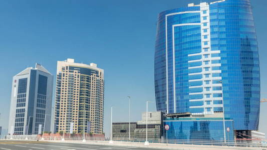 迪拜, 阿联酋大约 2018年3月 全景 timelapse 的商业海湾和市中心地区的迪拜。现代摩天大楼和晴天的蓝天。从海滨