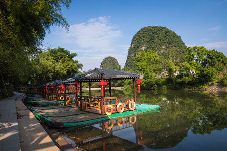 桂林阳朔小旅游竹筏沿玉龙河航行的景观观。阳朔是亚洲最受欢迎的旅游胜地