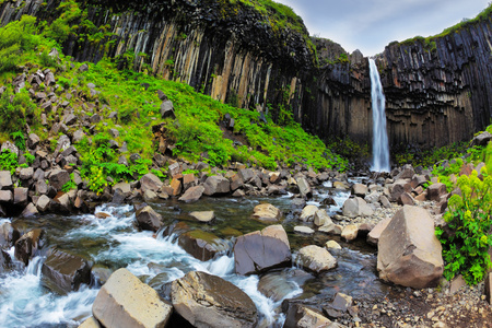 壮观的大瀑布 Svartifoss