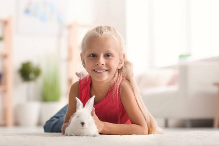 小女孩与可爱的兔子在家图片