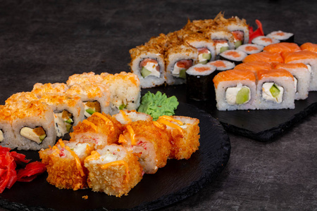 日本寿司集各种配料