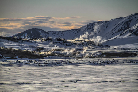 冰岛北部 Hverir 的地热区, 靠近 Myvatn 湖和阿库雷里。冰岛东北部。泥盆沸腾, 地面五彩而裂。冰岛北部 Hvera