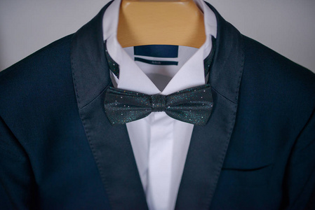 优雅的海军蓝色西装与白色衬衫和领结, 男性配件的正式着装, 时尚和