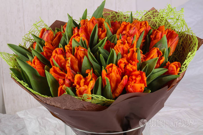 橙色郁金香花束年轻春天花