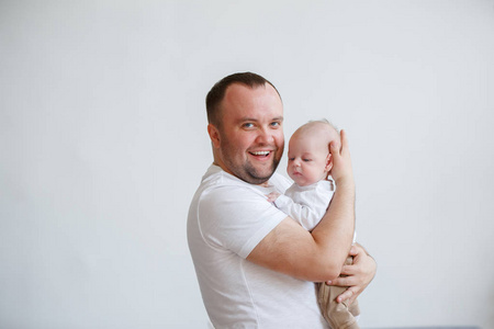 年轻父亲与新生儿子的形象图片