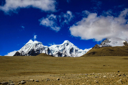 喜马拉雅山的深蓝色天空和冰盖峰在白天的白云中的景观