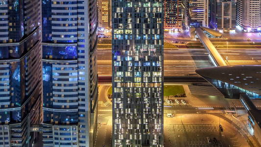 在阿联酋迪拜的扎耶德路和 Difc 夜 timelapse 大厦的天际线景观。在金融中心的照明摩天大楼从上面鸟瞰